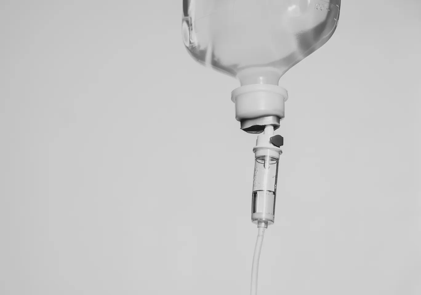Kroplówki witaminowe Świebodzice: butelka soli fizjologicznej z komorą kroplową