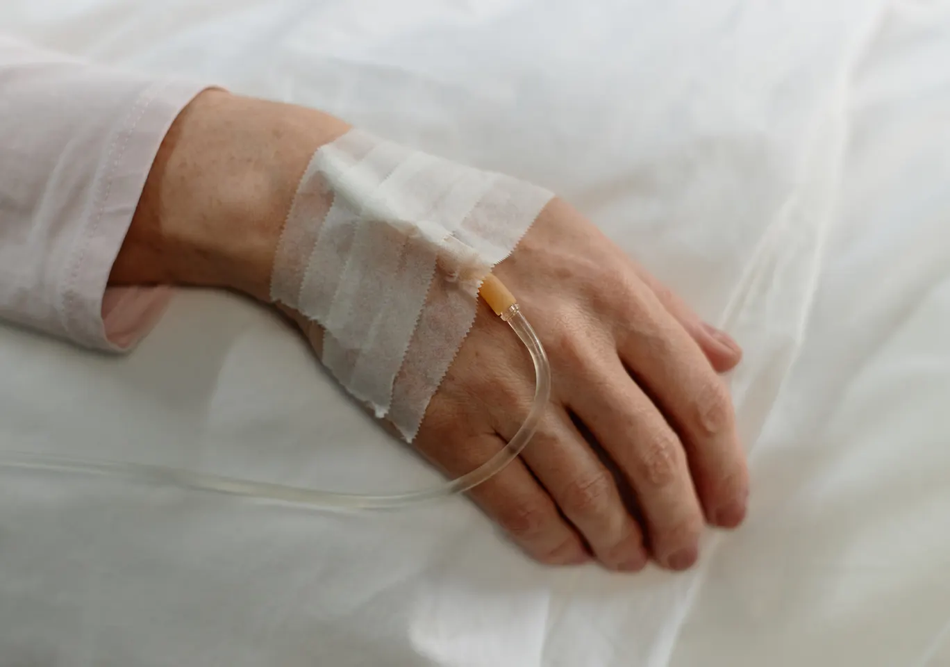 Kroplówki witaminowe Kudowa-Zdrój: dłoń z podłączoną kroplówką w spokojnym kadrze
