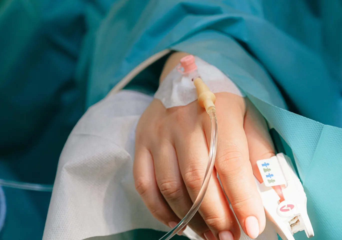 Detoks alkoholowy Boguszów-Gorce: dłoń z wenflonem i pulsoksymetrem pod nadzorem