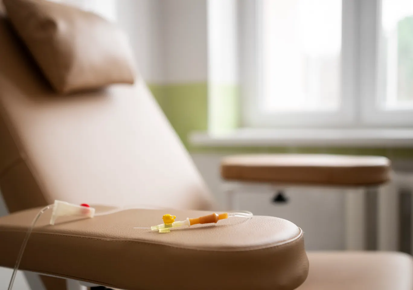 Kroplówki witaminowe Strzegom: fotel zabiegowy z przygotowaną linią infuzyjną