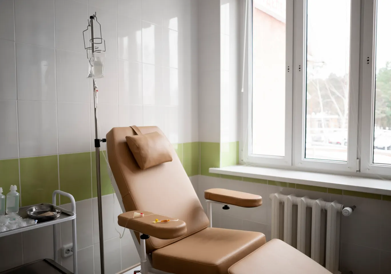 Kroplówki witaminowe Kłodzko: gabinet zabiegowy z fotelem i stojakiem na kroplówkę
