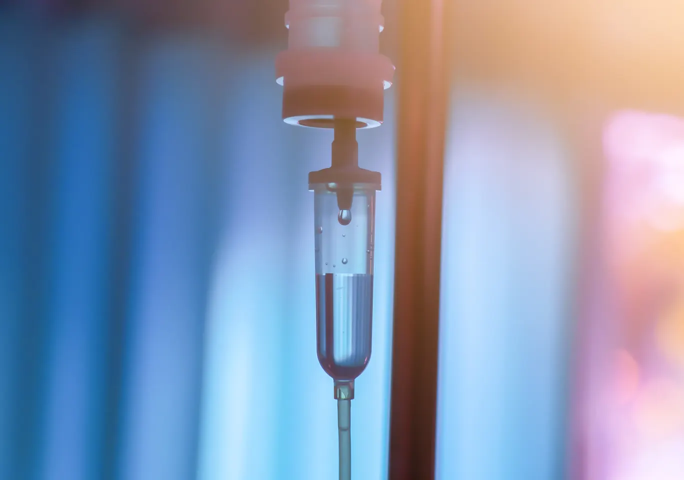 Kroplówki witaminowe Ząbkowice Śląskie: komora kroplowa w trakcie wlewu