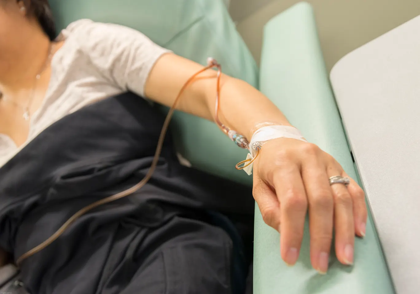 Kroplówki witaminowe Jedlina-Zdrój: ręka z podłączoną linią infuzyjną w trakcie zabiegu