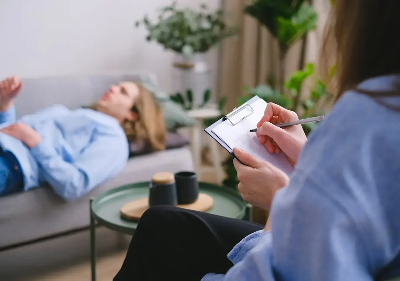 Terapia uzależnień Wałbrzych: sesja terapeutyczna na kozetce