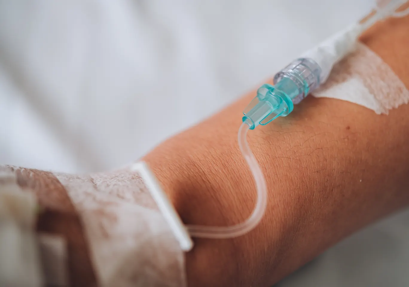 Kroplówki witaminowe Nowa Ruda: wenflon oklejony na przedramieniu podczas wlewu