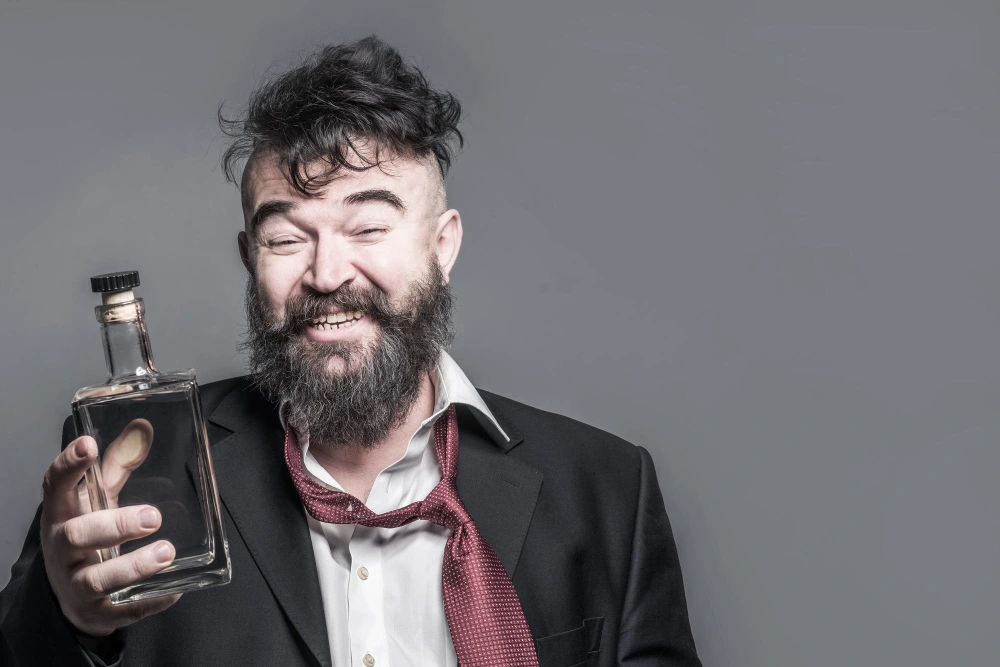 Twarz pijanego mężczyzny uzależnionego od alkoholu